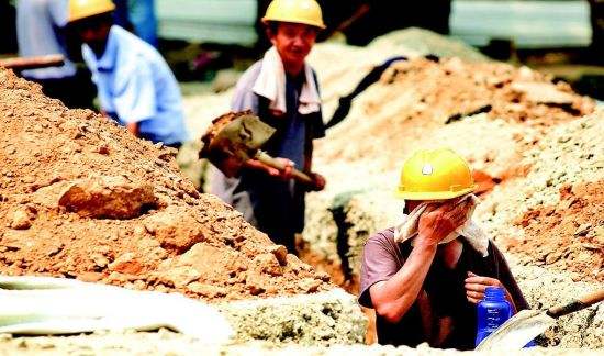 關注，高溫下的鋼結構施工工人