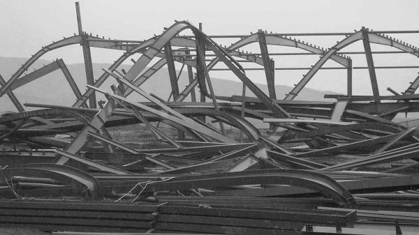 找到了，原來鋼結構框架倒塌的原因是這個