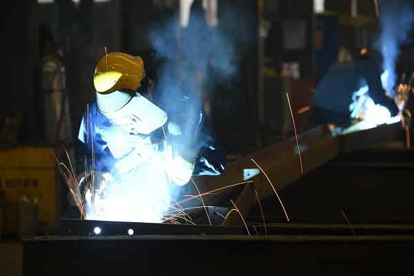 建鋼結構房屋，樓承板焊接是關鍵，馬虎不得