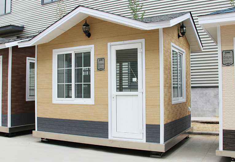 輕鋼崗?fù)? /><br /></p>    有人會(huì)認(rèn)為，<strong>輕鋼房屋</strong>的使用壽命不如傳統(tǒng)的混凝土建筑，但是，根據(jù)國(guó)外經(jīng)驗(yàn)以及實(shí)驗(yàn)數(shù)據(jù)來(lái)看，這種體系在歐美發(fā)達(dá)國(guó)家已經(jīng)成熟運(yùn)用，輕鋼住宅結(jié)構(gòu)的使用壽命是90年，使我們可以放心使用的家居住房。盛大鋼結(jié)構(gòu)利用現(xiàn)代新型的建筑材料，包括玻璃棉、歐松板、石膏板、金屬雕花板、瀝青瓦、SBS防水卷材、呼吸紙等材料，解決了該建筑體系的防水、防火、保溫、隔熱、吸引降噪等技術(shù)問(wèn)題，我們對(duì)<strong>輕鋼房屋</strong>的未來(lái)前景是十分看好的。<br /><p>    山西盛大鋼結(jié)構(gòu)近期的新產(chǎn)品除了輕鋼住宅以外，還有集裝箱房屋、輕鋼崗?fù)は盗小⒐残l(wèi)生間系列產(chǎn)品，如果您對(duì)我們的新產(chǎn)品感興趣的話(huà)，可以致電我們的銷(xiāo)售客服熱線(xiàn)，我們期待您的來(lái)電。</p><p>    本文鏈接：<strong>http://www.xinxinggroup.com.cn/news/0004511655.html </strong>未經(jīng)允許不得轉(zhuǎn)載。</p><p style=